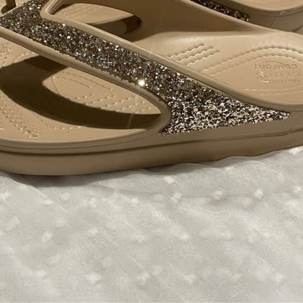 New women’s CROCS Iconic Comfort Tan Gold Glitter Flip Flops Size W7 - Picture 4 of 6
